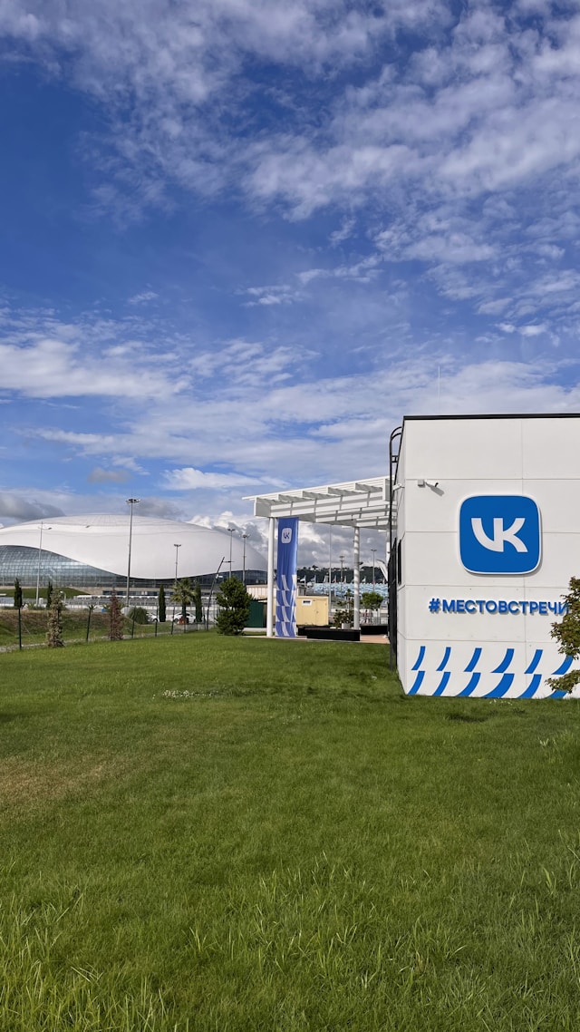 Социальная сеть ВКонтакте (ВК) denis-zelenykh-68ZMN8FB3UI-unsplash Социальная сеть ВКонтакте (ВК)