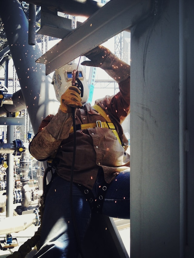 строитель стройка работает варит сварщик